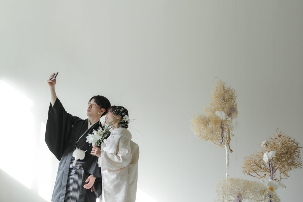 フォトウエディングを彩る上質な花。新郎新婦の美しさを引き立てる、洗練されたアーテ
ィスティックな花材の配置 | IN MY LIFE photography