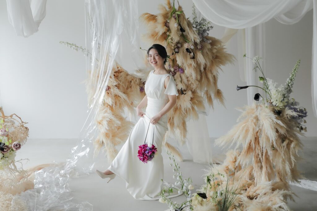 フォトウエディングを彩る上質な花。新郎新婦の美しさを引き立てる、洗練されたアーテ
ィスティックな花材の配置 | IN MY LIFE photography