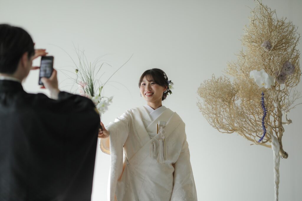 フォトウエディングを彩る上質な花。新郎新婦の美しさを引き立てる、洗練されたアーテ
ィスティックな花材の配置 | IN MY LIFE photography
