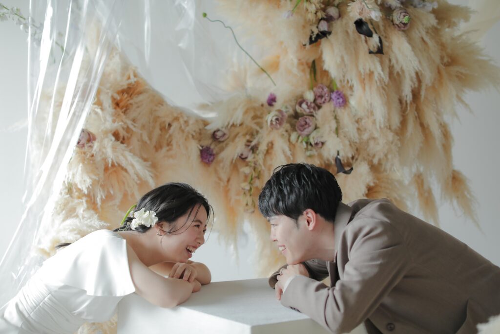 フォトウエディングを彩る上質な花。新郎新婦の美しさを引き立てる、洗練されたアーテ
ィスティックな花材の配置 | IN MY LIFE photography