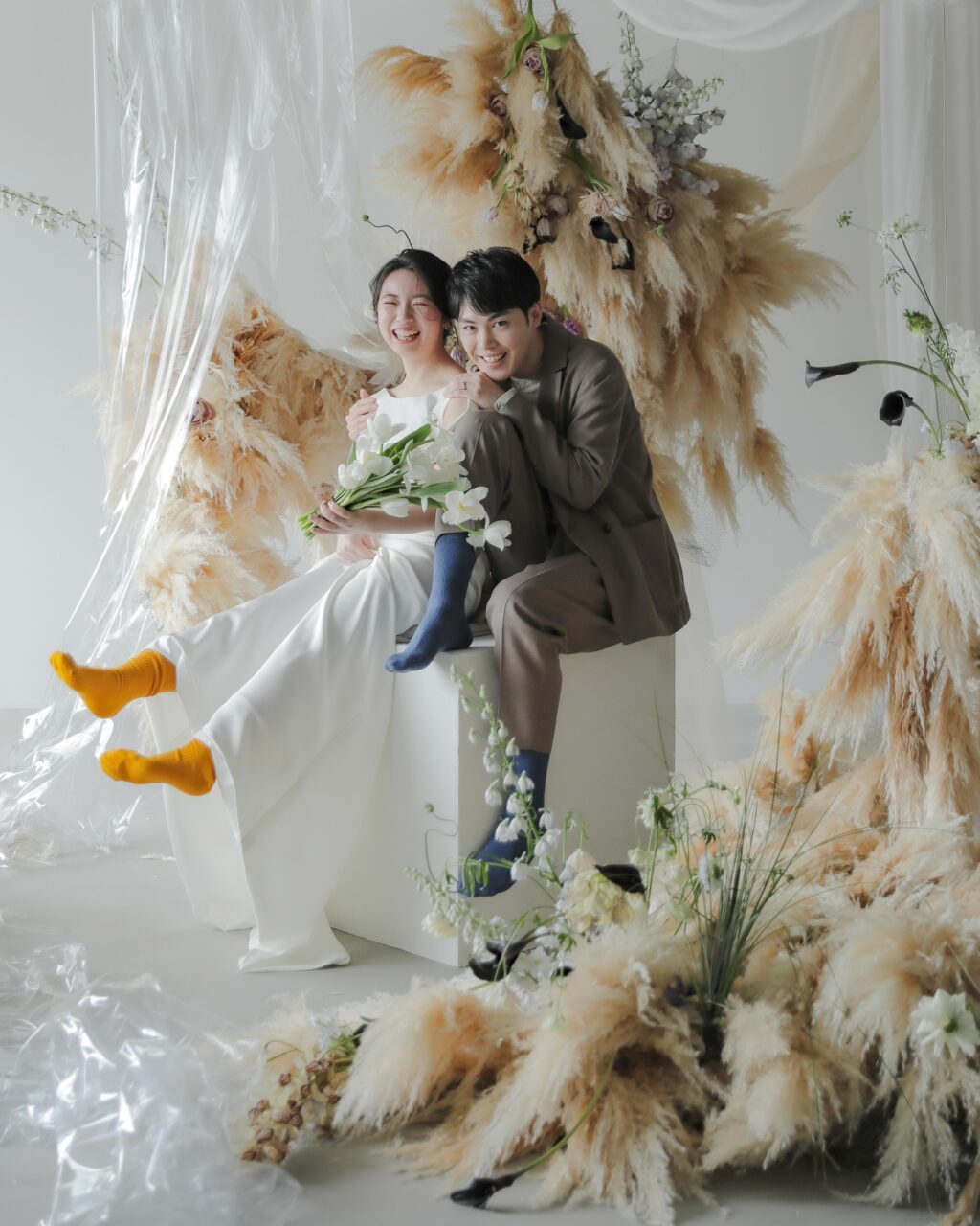 フォトウエディングを彩る上質な花。新郎新婦の美しさを引き立てる、洗練されたアーテ
ィスティックな花材の配置 | IN MY LIFE photography