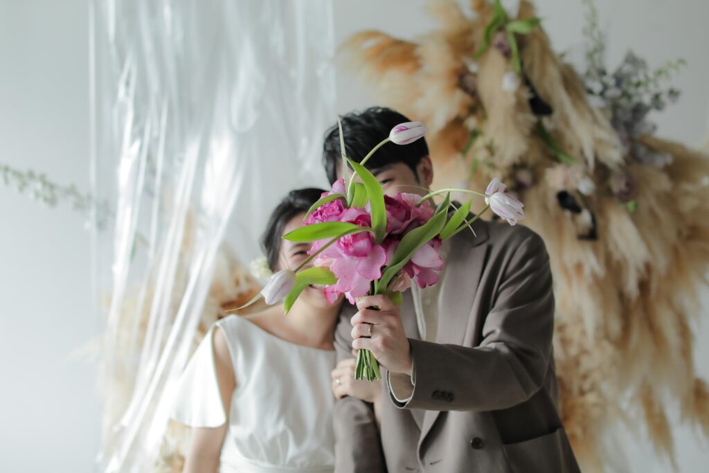 フォトウエディングを彩る上質な花。新郎新婦の美しさを引き立てる、洗練されたアーテ
ィスティックな花材の配置 | IN MY LIFE photography