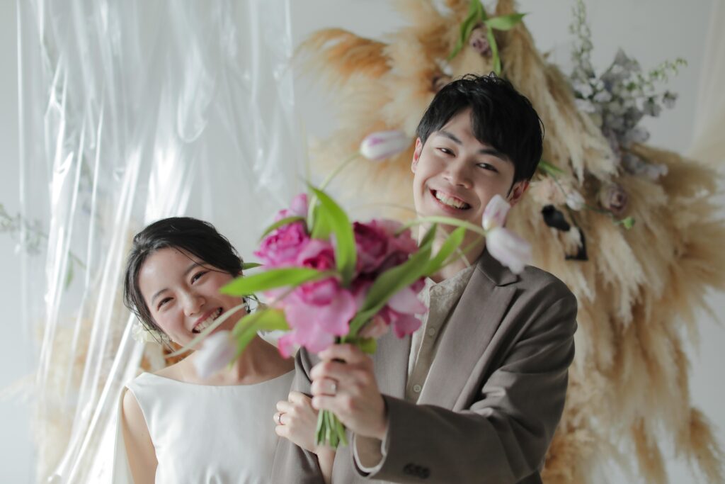 フォトウエディングを彩る上質な花。新郎新婦の美しさを引き立てる、洗練されたアーテ
ィスティックな花材の配置 | IN MY LIFE photography