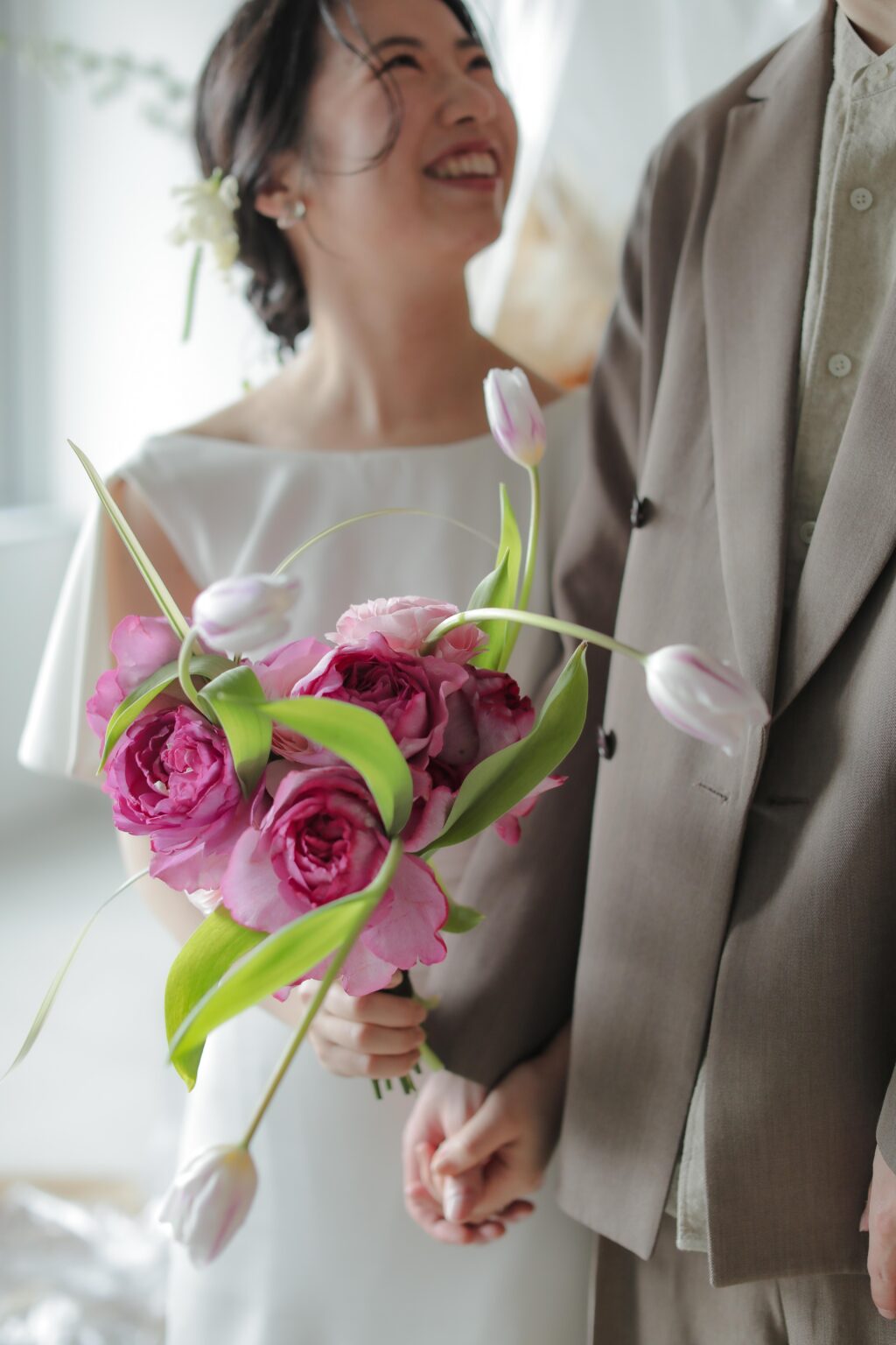 フォトウエディングを彩る上質な花。新郎新婦の美しさを引き立てる、洗練されたアーテ
ィスティックな花材の配置 | IN MY LIFE photography