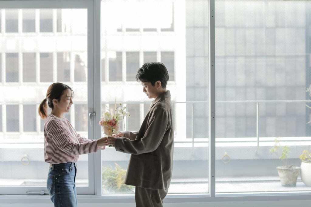 作り込まない自然な笑顔。お互いの空気感を大切に切り取った、等身大な洋装フォトウエ
ディング | IN MY LIFE photography
