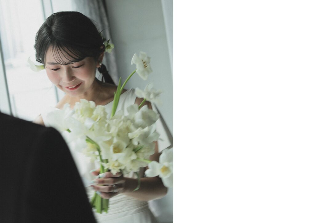 柔らかな自然光が包み込むスタジオで、ドレスの繊細なディテールまで美しく残す前撮り
カット | IN MY LIFE photography