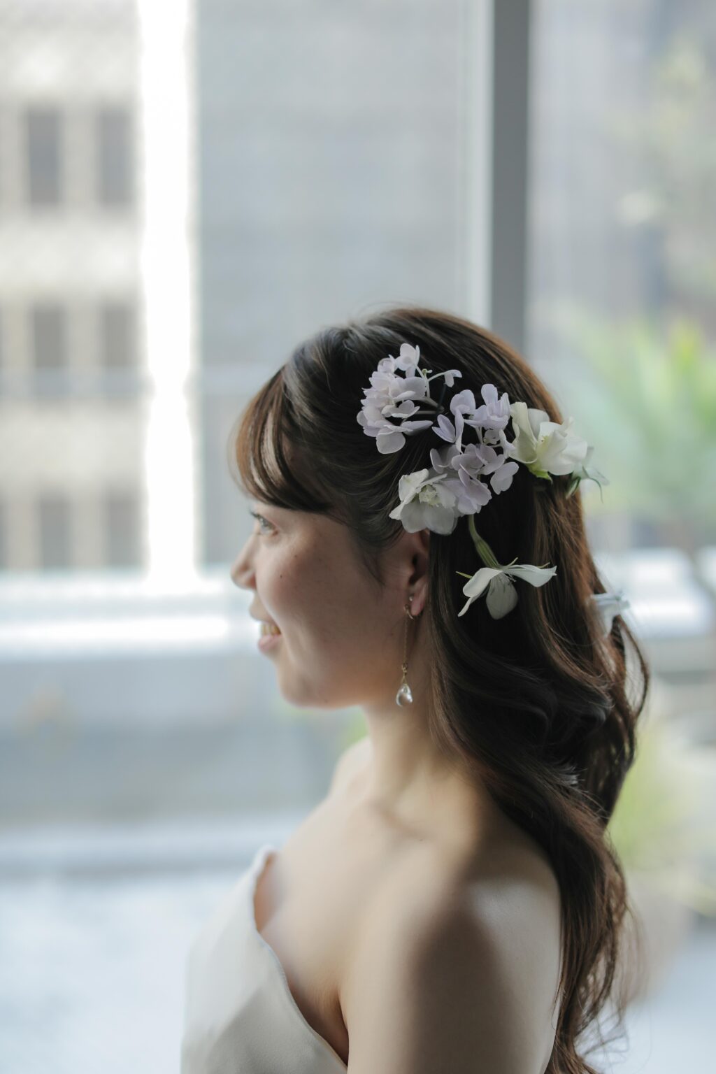 洗練されたドレスとシンプルなヘアメイク。自分たちらしさを表現する、上質な洋装前撮
り | IN MY LIFE photography
