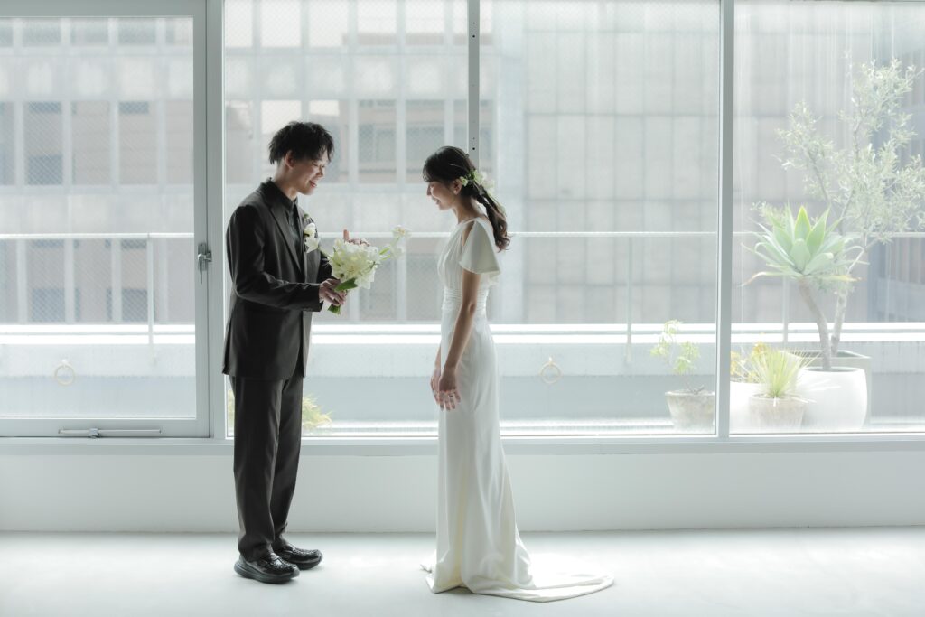 柔らかな自然光が包み込むスタジオで、ドレスの繊細なディテールまで美しく残す前撮り
カット | IN MY LIFE photography