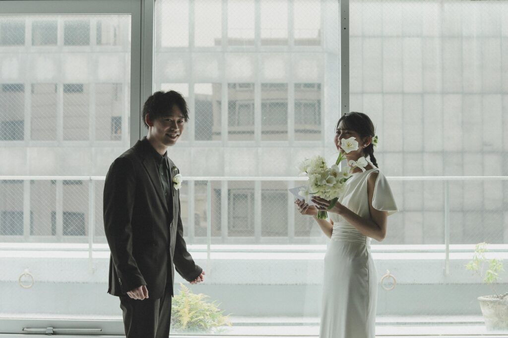 柔らかな自然光が包み込むスタジオで、ドレスの繊細なディテールまで美しく残す前撮り
カット | IN MY LIFE photography