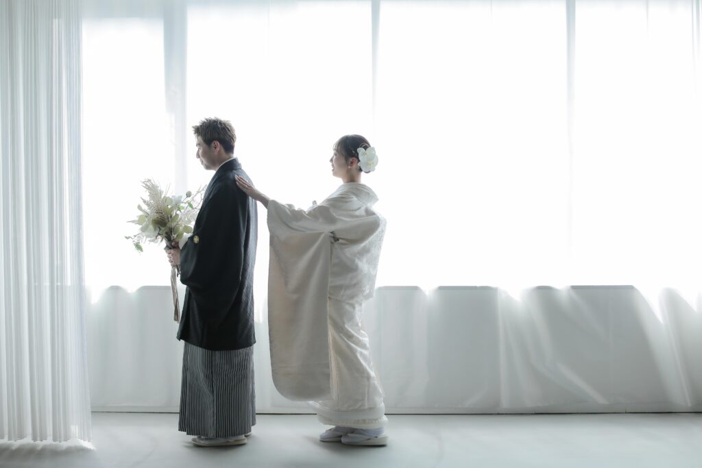自然光が映えるシンプルなスタジオで、白無垢と紋付袴を纏った和装前撮り | IN MY LIFE photography