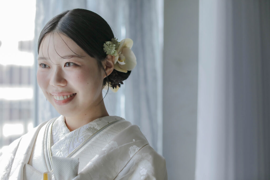 自然光が映えるシンプルなスタジオで、白無垢と紋付袴を纏った和装前撮り | IN MY LIFE photography