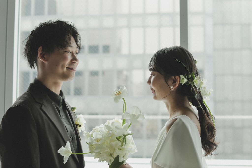 柔らかな自然光が包み込むスタジオで、ドレスの繊細なディテールまで美しく残す前撮り
カット | IN MY LIFE photography