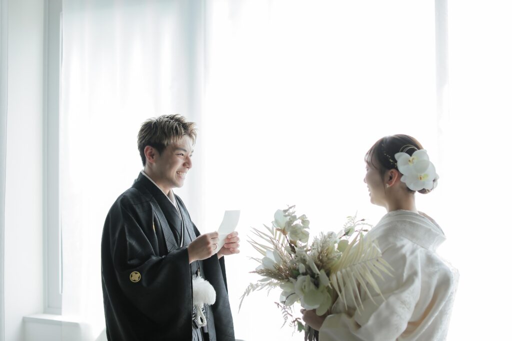 自然光が映えるシンプルなスタジオで、白無垢と紋付袴を纏った和装前撮り | IN MY LIFE photography