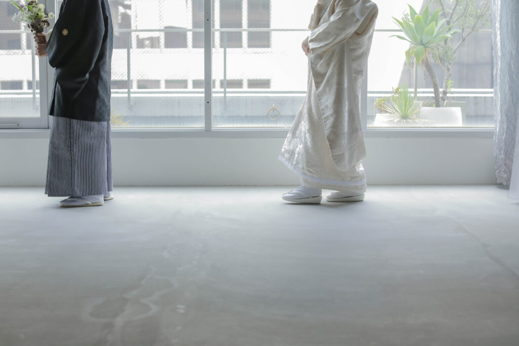 自然光が映えるシンプルなスタジオで、白無垢と紋付袴を纏った和装前撮り | IN MY LIFE photography