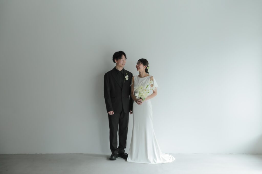 柔らかな自然光が包み込むスタジオで、ドレスの繊細なディテールまで美しく残す前撮り
カット | IN MY LIFE photography
