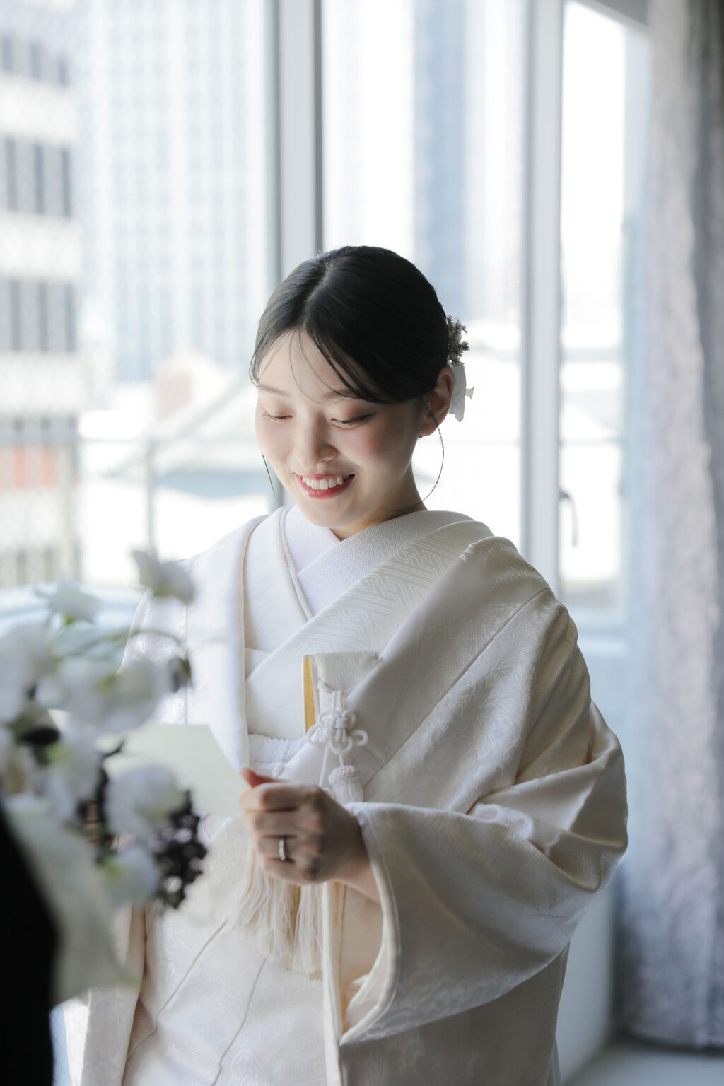 差し込む光が白無垢の陰影を美しく描き出す。シンプルだからこそ本質が伝わる和装カッ ト | IN MY LIFE photography