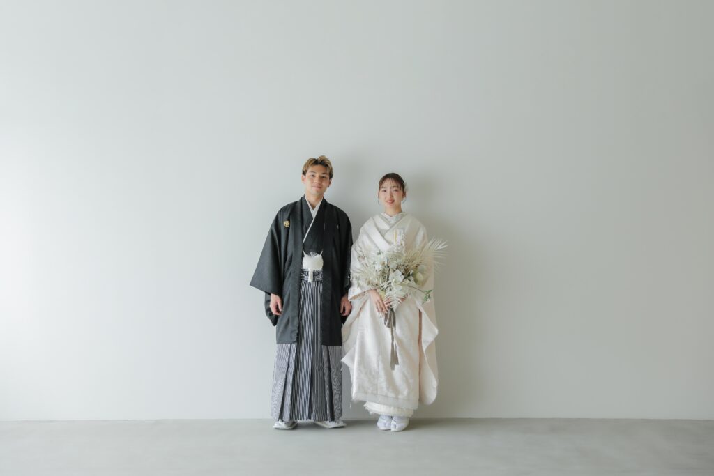 自然光が映えるシンプルなスタジオで、白無垢と紋付袴を纏った和装前撮り | IN MY LIFE photography