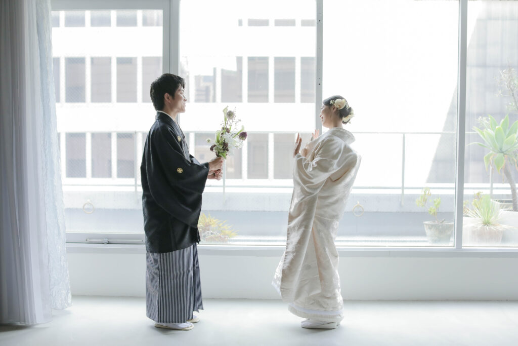 自然光が映えるシンプルなスタジオで、白無垢と紋付袴を纏った和装前撮り | IN MY LIFE photography