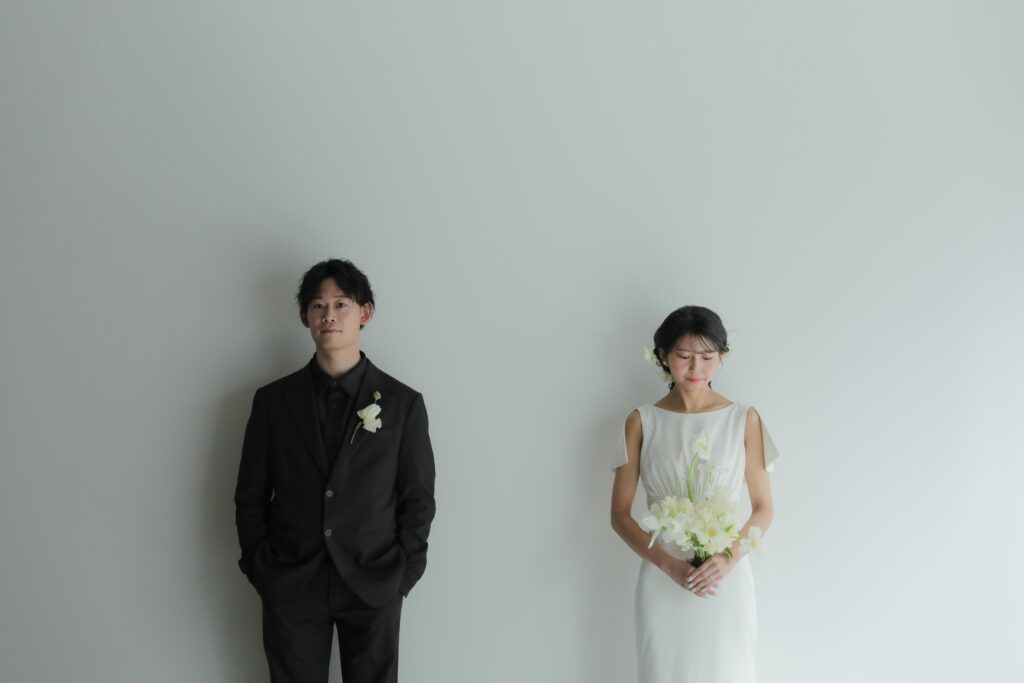 白壁のシンプルなスタジオで撮影された、洗練された洋装のウエディングフォト・前撮り|
IN MY LIFE photography