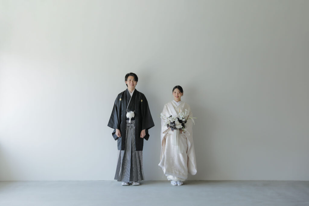 photography 自然光が映えるシンプルなスタジオで、白無垢と紋付袴を纏った和装前撮り | IN MY LIFE photography