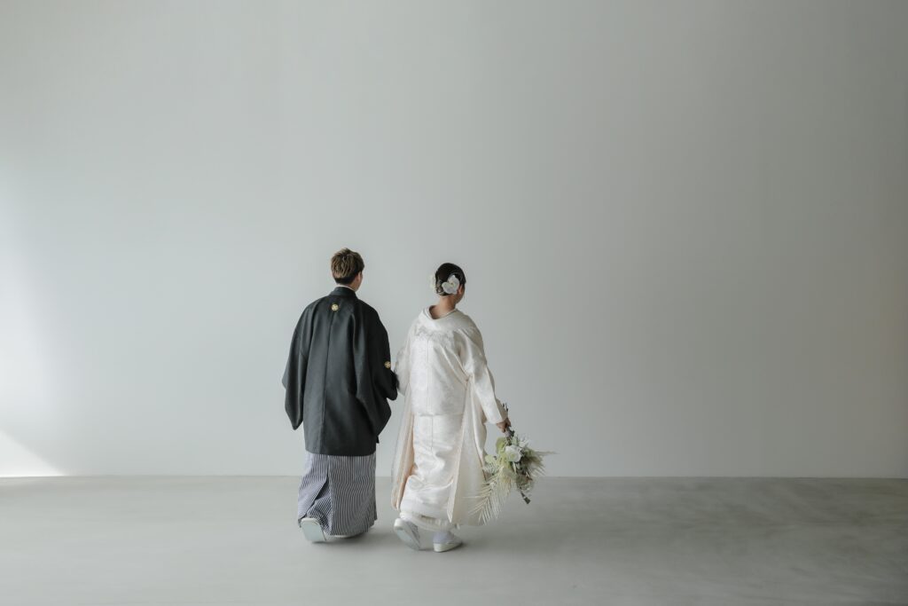 自然光が映えるシンプルなスタジオで、白無垢と紋付袴を纏った和装前撮り | IN MY LIFE photography