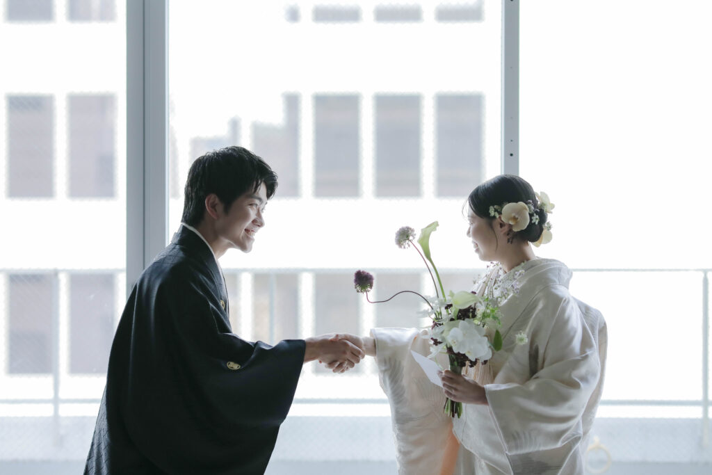 自然光が映えるシンプルなスタジオで、白無垢と紋付袴を纏った和装前撮り | IN MY LIFE photography