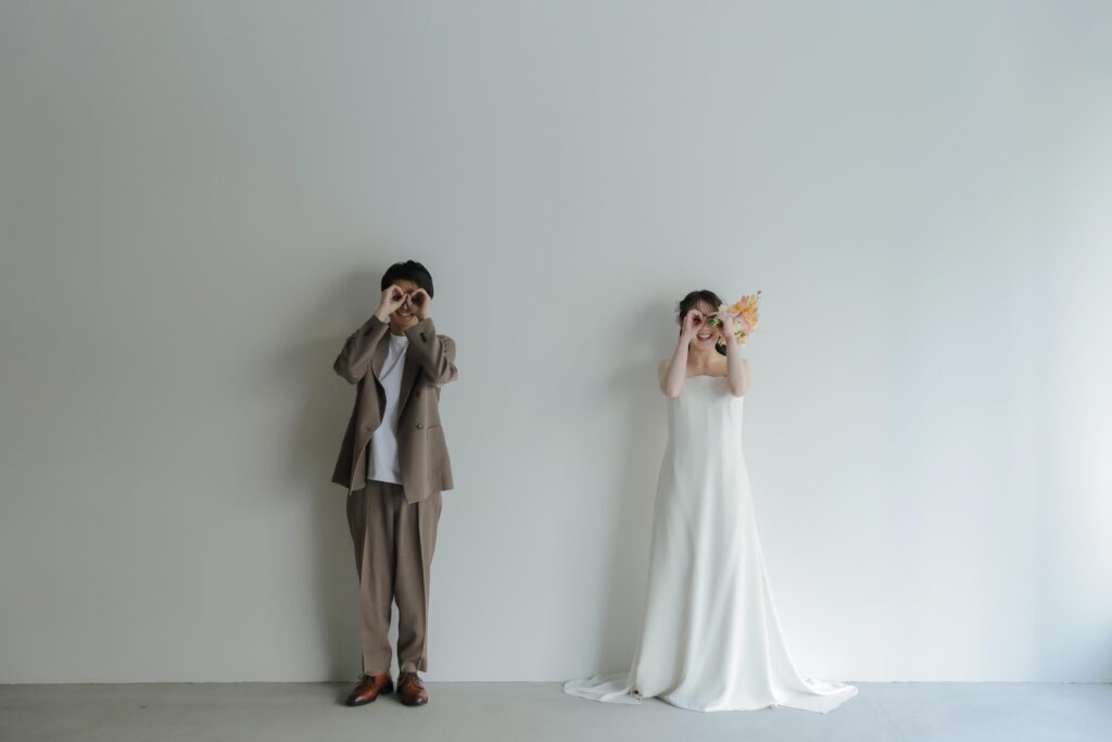 作り込まない自然な笑顔。お互いの空気感を大切に切り取った、等身大な洋装フォトウエ
ディング | IN MY LIFE photography