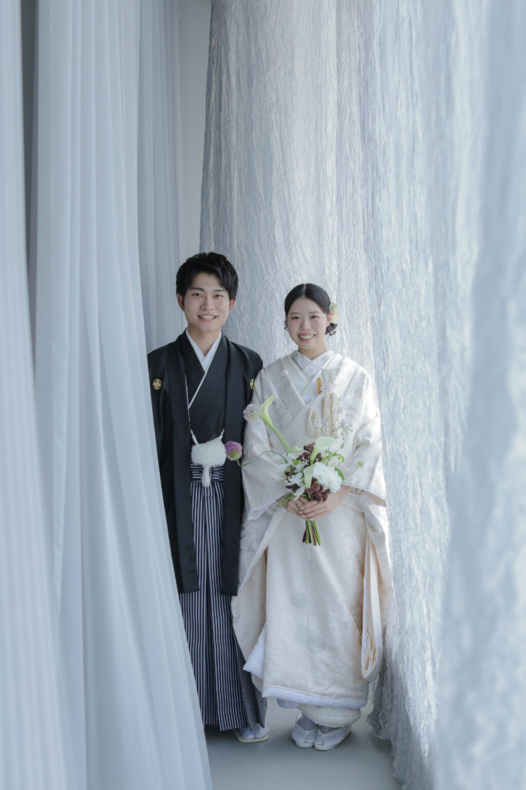 自然光が映えるシンプルなスタジオで、白無垢と紋付袴を纏った和装前撮り | IN MY LIFE photography