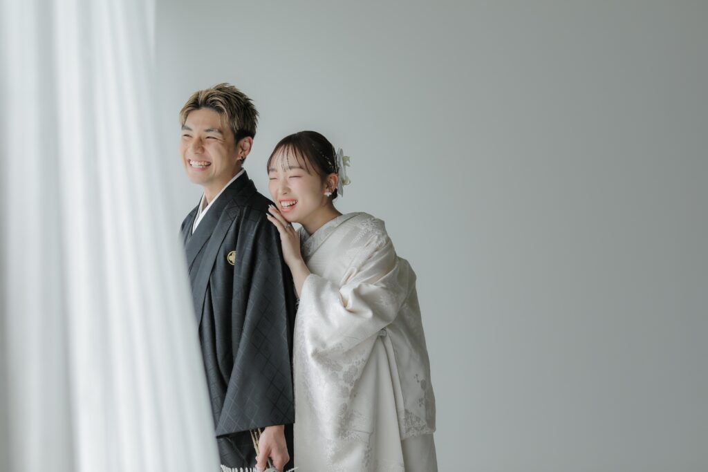 自然光が映えるシンプルなスタジオで、白無垢と紋付袴を纏った和装前撮り | IN MY LIFE photography