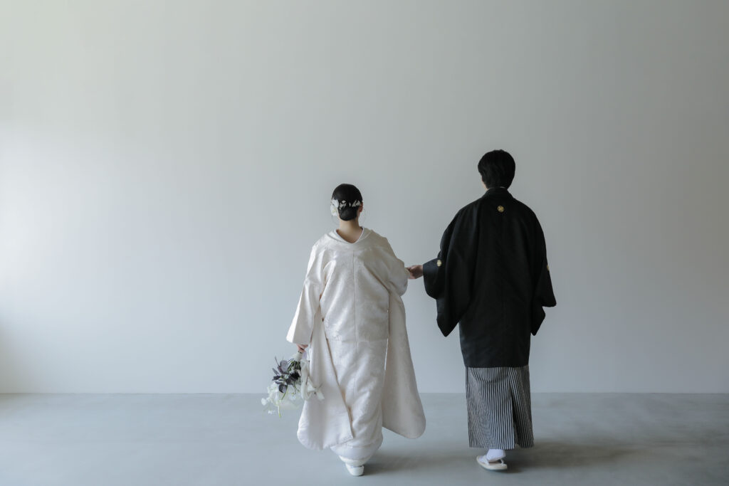 photography 自然光が映えるシンプルなスタジオで、白無垢と紋付袴を纏った和装前撮り | IN MY LIFE photography