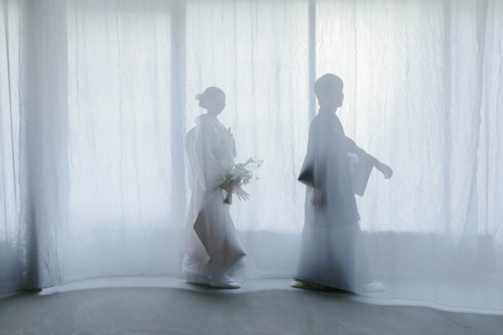 自然光が映えるシンプルなスタジオで、白無垢と紋付袴を纏った和装前撮り | IN MY LIFE photography