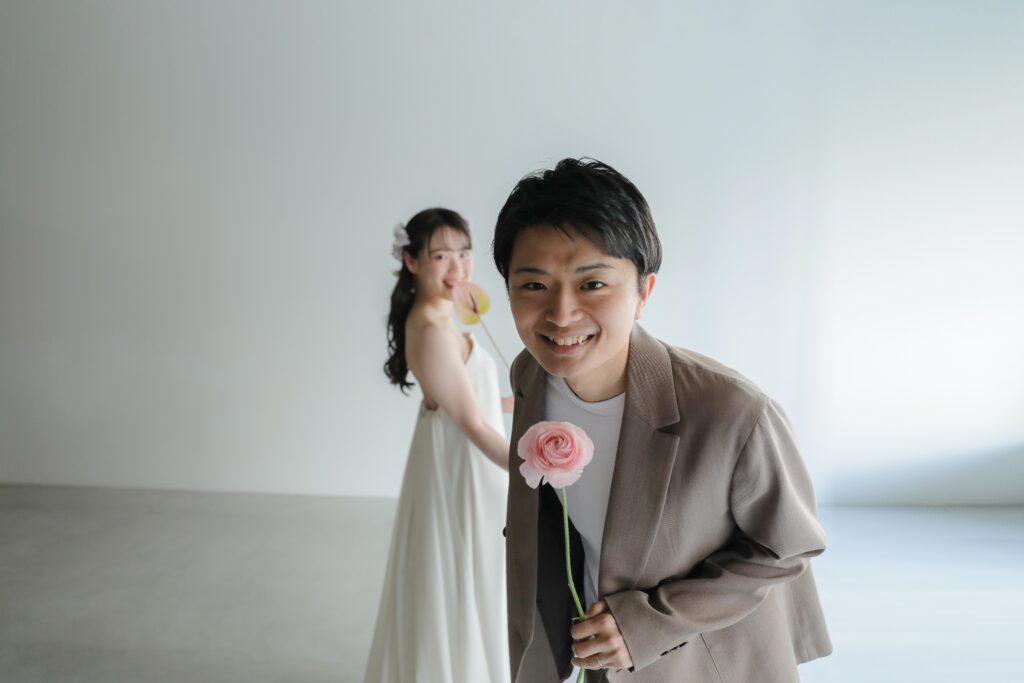 作り込まない自然な笑顔。お互いの空気感を大切に切り取った、等身大な洋装フォトウエ
ディング | IN MY LIFE photography
