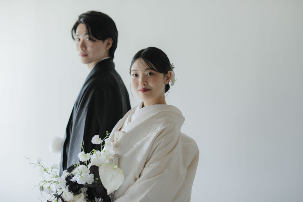 photography 自然光が映えるシンプルなスタジオで、白無垢と紋付袴を纏った和装前撮り | IN MY LIFE photography