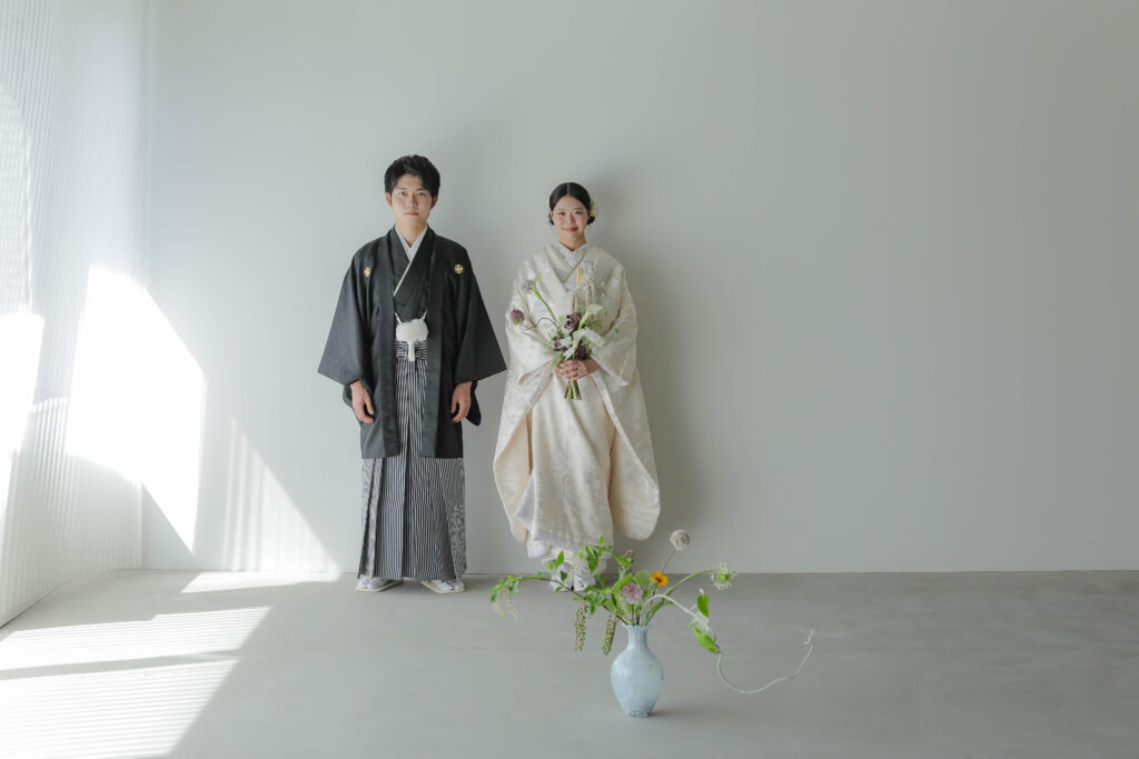 自然光が映えるシンプルなスタジオで、白無垢と紋付袴を纏った和装前撮り | IN MY LIFE photography