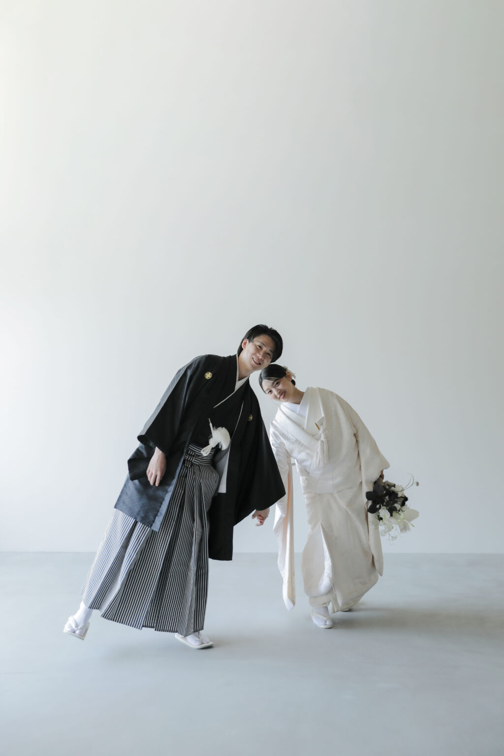 photography 自然光が映えるシンプルなスタジオで、白無垢と紋付袴を纏った和装前撮り | IN MY LIFE photography