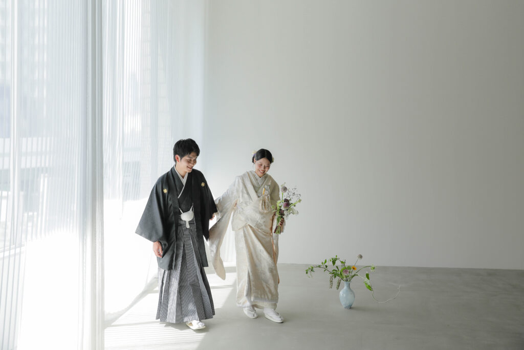 自然光が映えるシンプルなスタジオで、白無垢と紋付袴を纏った和装前撮り | IN MY LIFE photography