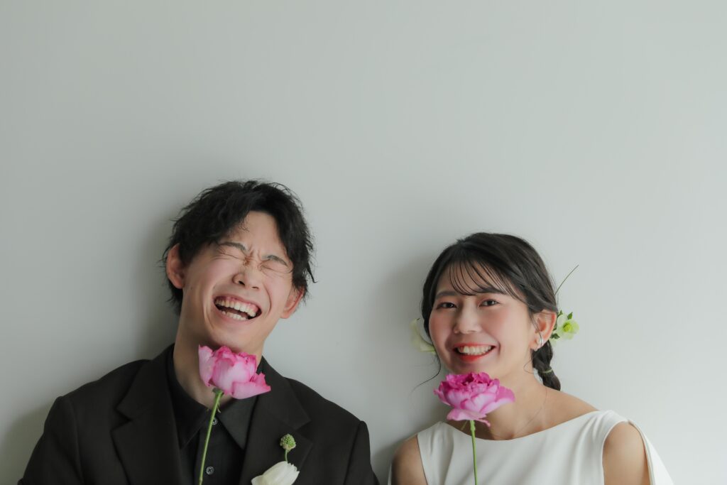 作り込まない自然な笑顔。お互いの空気感を大切に切り取った、等身大な洋装フォトウエ
ディング | IN MY LIFE photography