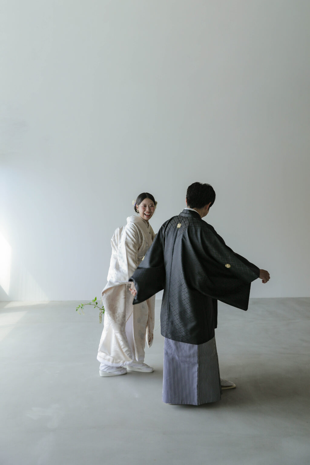 自然光が映えるシンプルなスタジオで、白無垢と紋付袴を纏った和装前撮り | IN MY LIFE photography