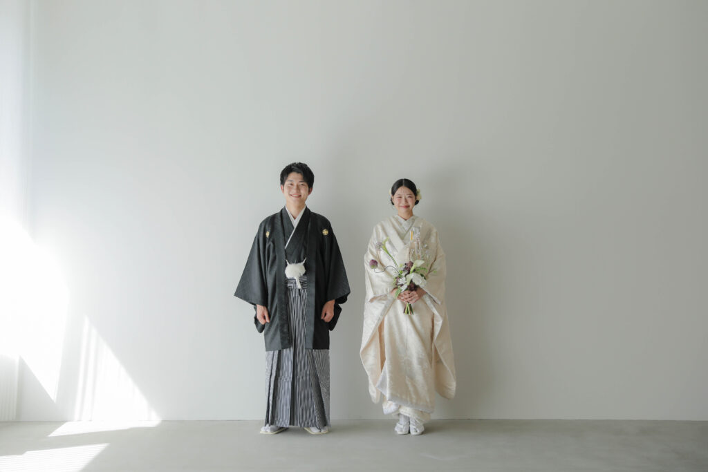型にはまらない、自由で自然体な和装フォトウエディング。白無垢姿でこぼれる柔らかな 笑顔の一枚 | IN MY LIFE photography