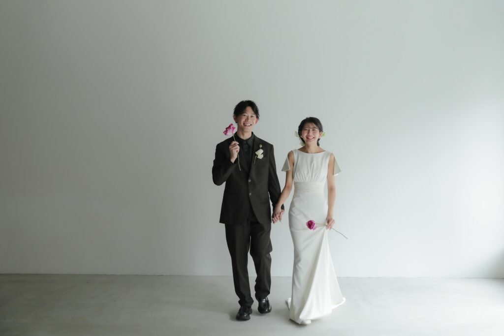柔らかな自然光が包み込むスタジオで、ドレスの繊細なディテールまで美しく残す前撮り
カット | IN MY LIFE photography
