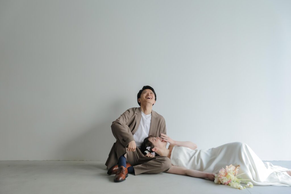 洗練されたドレスとシンプルなヘアメイク。自分たちらしさを表現する、上質な洋装前撮
り | IN MY LIFE photography