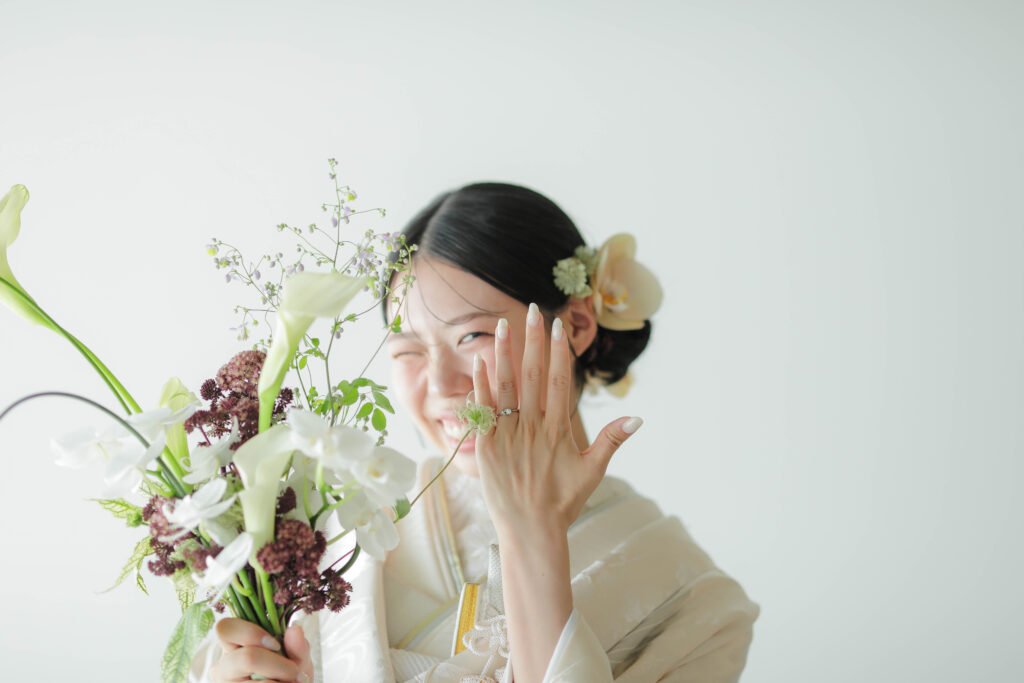 型にはまらない、自由で自然体な和装フォトウエディング。白無垢姿でこぼれる柔らかな 笑顔の一枚 | IN MY LIFE photography
