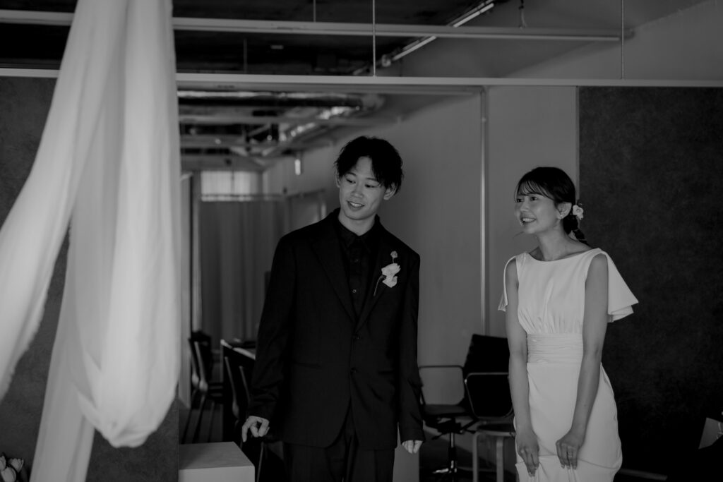 柔らかな自然光が包み込むスタジオで、ドレスの繊細なディテールまで美しく残す前撮り
カットのオフショット | IN MY LIFE photography