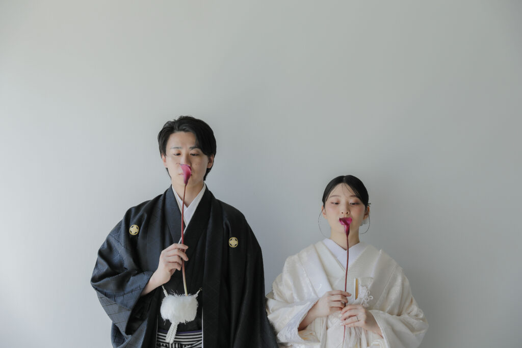 差し込む光が白無垢の陰影を美しく描き出す。シンプルだからこそ本質が伝わる和装カッ ト | IN MY LIFE photography