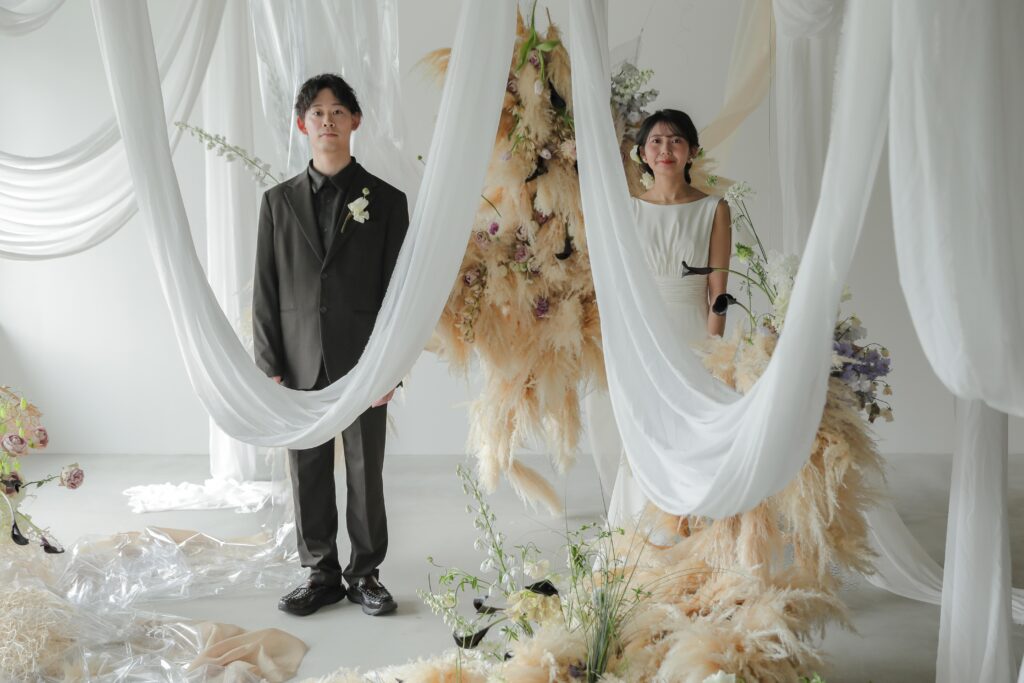 フォトウエディングを彩る上質な花。新郎新婦の美しさを引き立てる、洗練されたアーテ
ィスティックな花材の配置 | IN MY LIFE photography