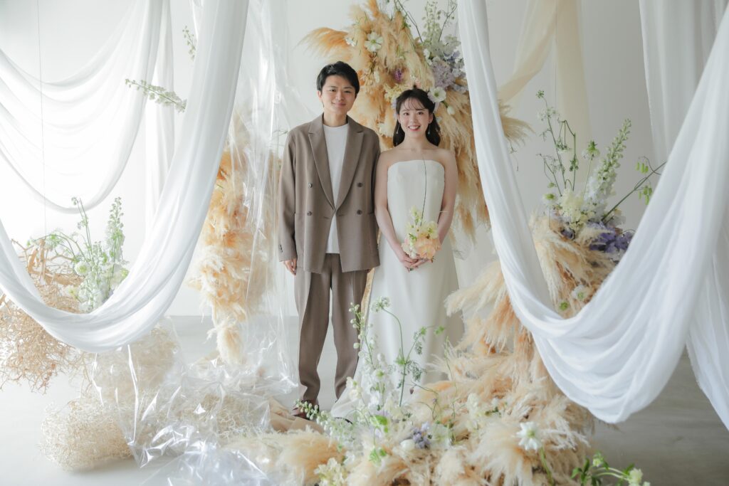 フォトウエディングを彩る上質な花。新郎新婦の美しさを引き立てる、洗練されたアーテ
ィスティックな花材の配置 | IN MY LIFE photography