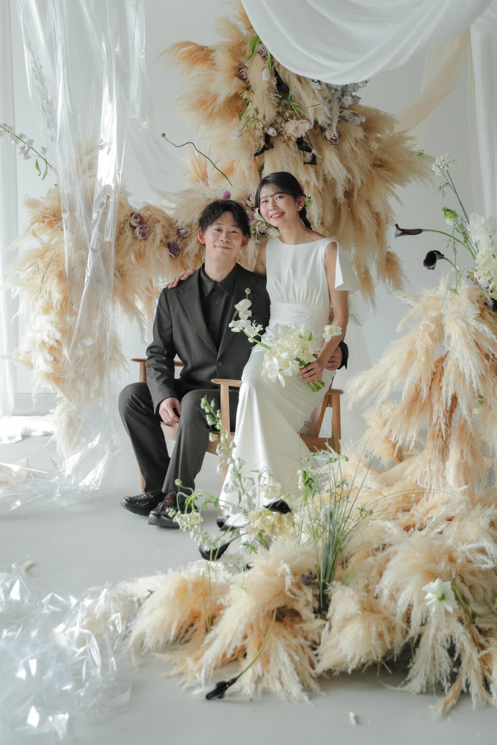 フォトウエディングを彩る上質な花。新郎新婦の美しさを引き立てる、洗練されたアーテ
ィスティックな花材の配置 | IN MY LIFE photography