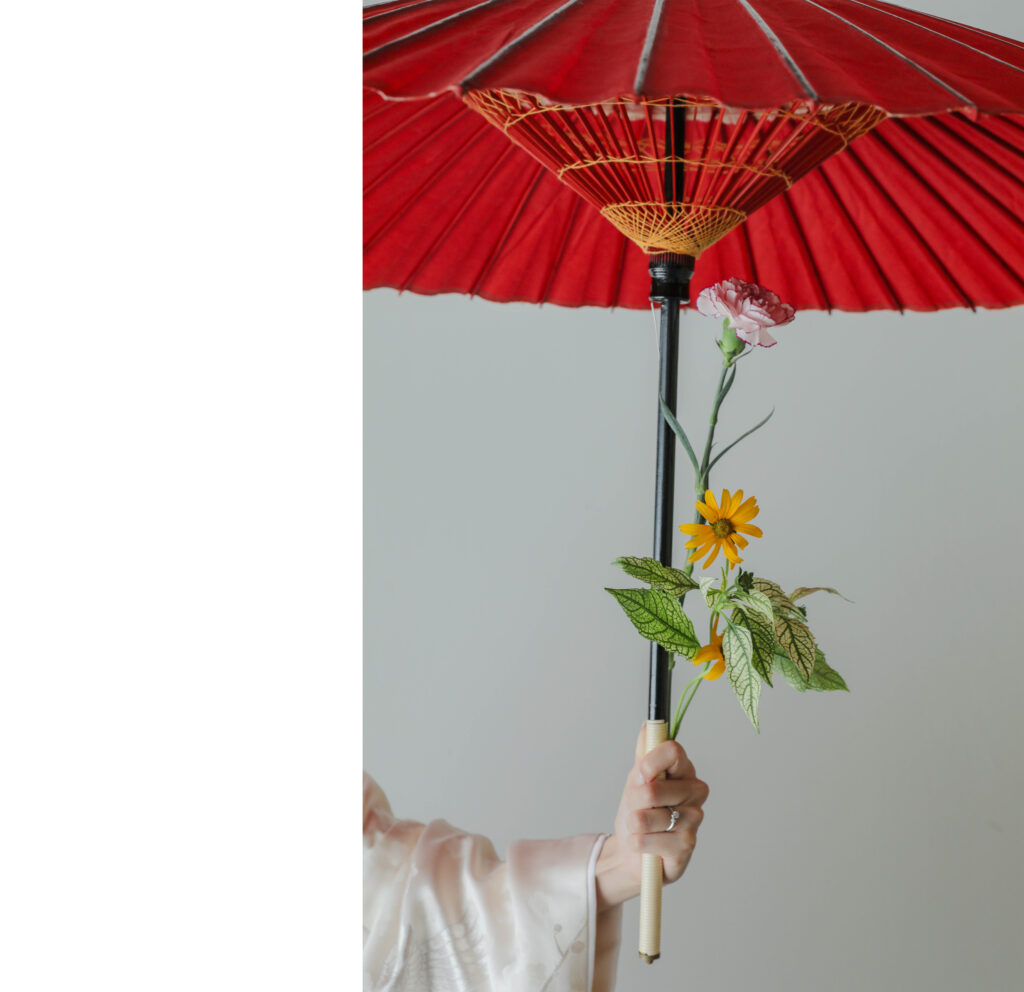 フォトウエディングを彩る上質な花。新郎新婦の美しさを引き立てる、洗練されたアーテ ィスティックな花材の配置 | IN MY LIFE photography