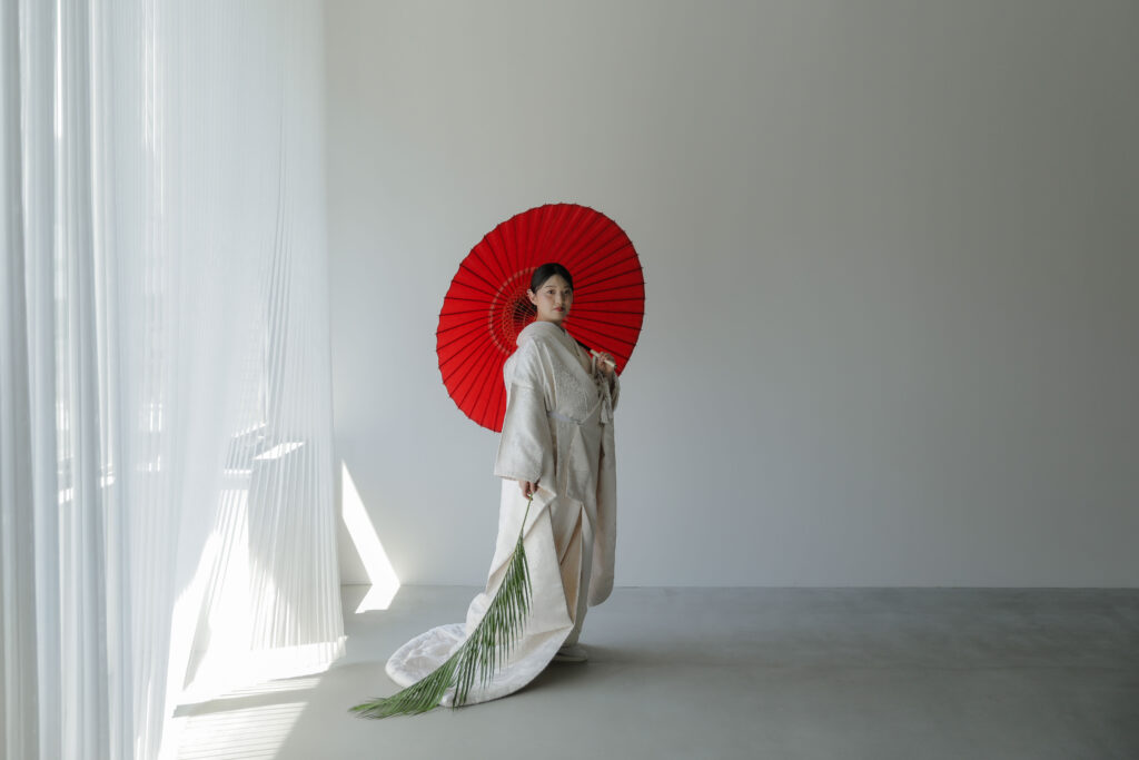 差し込む光が白無垢の陰影を美しく描き出す。シンプルだからこそ本質が伝わる和装カッ ト | IN MY LIFE photography