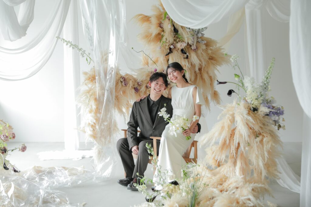 フォトウエディングを彩る上質な花。新郎新婦の美しさを引き立てる、洗練されたアーテ
ィスティックな花材の配置 | IN MY LIFE photography